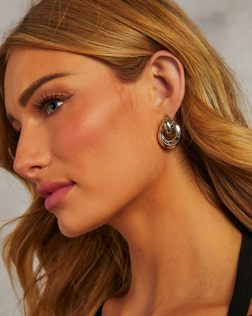 In Circles Intertwined Hoop Earrings - Image 3