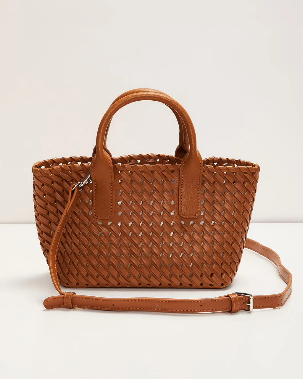Picnic Date Woven Top Handle Tote Bag - Image 2